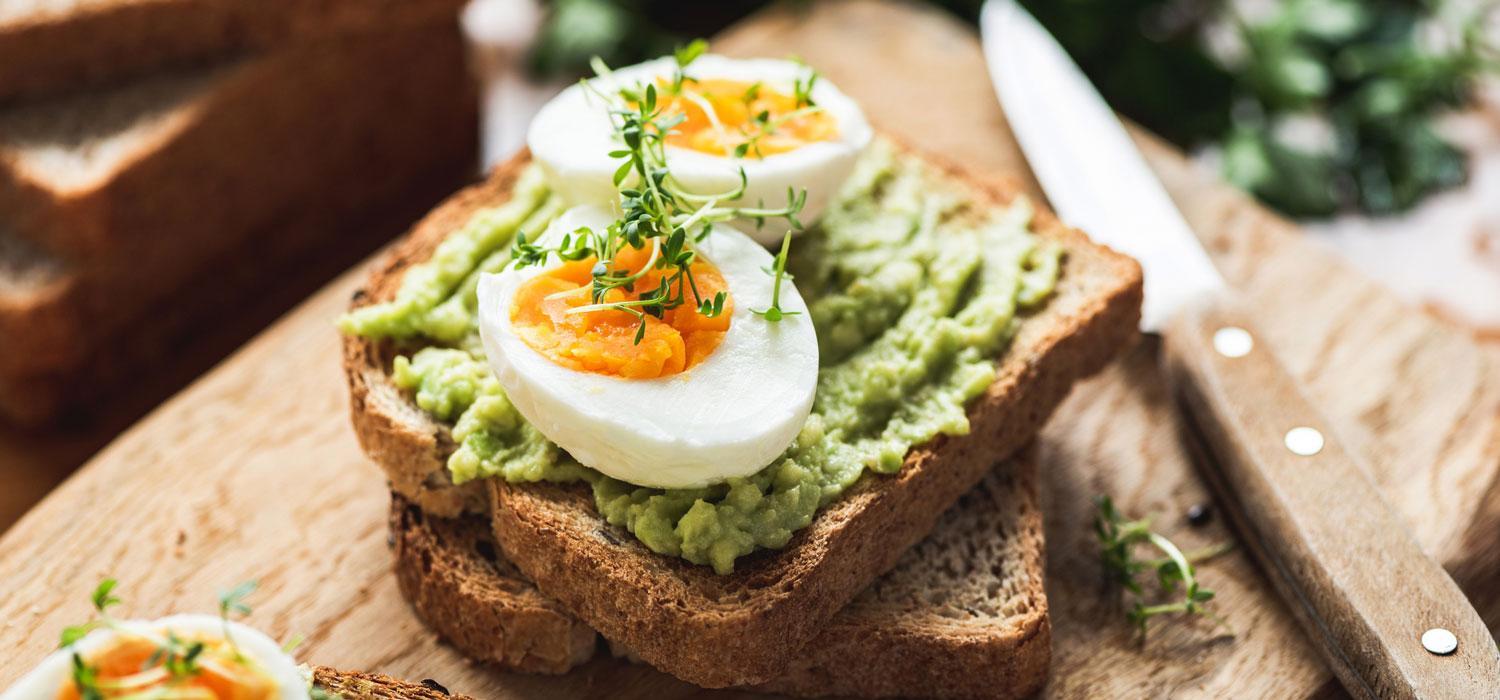Kuhano jaje i avokado na tostu