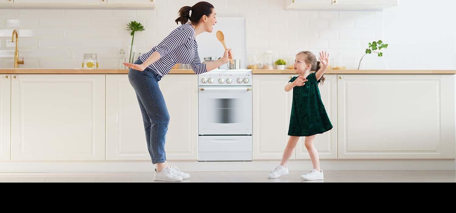 majka i cerka se zabavljaju u kuhinji