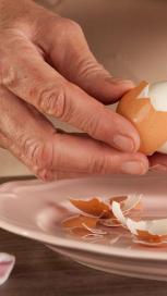 https://www.maggi.ba/sites/default/files/styles/search_result_153_272/public/How-to-peel-a-hard-boiled-egg.jpg?itok=V7bDsE_k