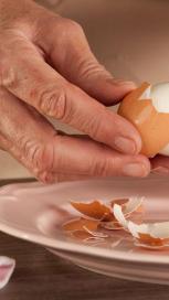 https://www.maggi.ba/sites/default/files/styles/search_result_153_272/public/How-to-peel-a-hard-boiled-egg.jpg?itok=_HNVnuRD